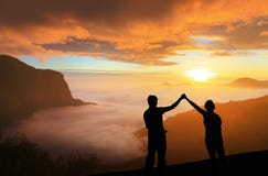 Silueta de la salida del sol feliz de la mirada de la familia joven imágenes de archivo libres de regalías Silueta de la salida del sol feliz de la mirada de la familia joven imágenes de archivo libres de regalías