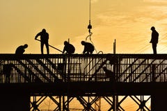 Silueta de los trabajadores de construcción fotos de archivo libres de regalías Silueta de los trabajadores de construcción fotos de archivo libres de regalías