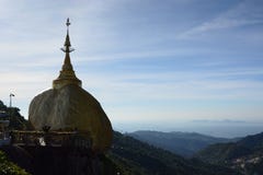 Silueta de oro de la roca en la luz de la mañana Pagoda de Kyaiktiyo Estado de lunes myanmar foto de archivo Silueta de oro de la roca en la luz de la mañana Pagoda de Kyaiktiyo Estado de lunes myanmar foto de archivo