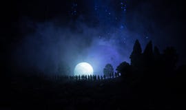 Silueta de una muchedumbre grande de gente en bosque en la noche que mira en la Luna Llena grande de levantamiento Fondo adornado Imágenes de archivo libres de regalías Silueta de una muchedumbre grande de gente en bosque en la noche que mira en la Luna Llena grande de levantamiento Fondo adornado Imágenes de archivo libres de regalías