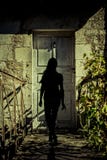 Silueta de una mujer en una puerta imágenes de archivo libres de regalías Silueta de una mujer en una puerta imágenes de archivo libres de regalías