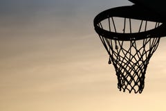 Silueta del aro de baloncesto en la puesta del sol vagos de las nubes de cirroestrato fotos de archivo Silueta del aro de baloncesto en la puesta del sol vagos de las nubes de cirroestrato fotos de archivo