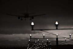 Silueta del aterrizaje plano, luces de pista, efecto azul foto de archivo libre de regalías Silueta del aterrizaje plano, luces de pista, efecto azul foto de archivo libre de regalías