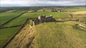 Silueta del hombre de negocios Cowering Castillo de Roche Dundalk irlanda almacen de video Silueta del hombre de negocios Cowering Castillo de Roche Dundalk irlanda almacen de video
