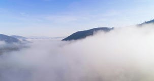 Silueta del hombre de negocios Cowering El volar sobre las altas montañas en nubes hermosas Tiro de la cámara aérea Ventile las n metrajes Silueta del hombre de negocios Cowering El volar sobre las altas montañas en nubes hermosas Tiro de la cámara aérea Ventile las n metrajes