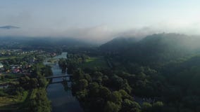 Silueta del hombre de negocios Cowering El volar sobre las altas montañas en nubes hermosas Tiro de la cámara aérea Ventile las n metrajes Silueta del hombre de negocios Cowering El volar sobre las altas montañas en nubes hermosas Tiro de la cámara aérea Ventile las n metrajes