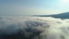 Silueta del hombre de negocios Cowering El volar sobre las altas montañas en nubes hermosas Tiro de la cámara aérea Ventile las n almacen de metraje de vídeo Silueta del hombre de negocios Cowering El volar sobre las altas montañas en nubes hermosas Tiro de la cámara aérea Ventile las n almacen de metraje de vídeo