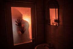 Silueta del horror de la mujer en ventana Silueta borrosa concepto asustadizo de Halloween de la bruja en cuarto de baño Foco sel fotos de archivo libres de regalías Silueta del horror de la mujer en ventana Silueta borrosa concepto asustadizo de Halloween de la bruja en cuarto de baño Foco sel fotos de archivo libres de regalías