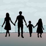 Siluetas de la familia Un ejemplo silueteado de una familia joven juntas que lleva a cabo las manos ilustración del vector Siluetas de la familia Un ejemplo silueteado de una familia joven juntas que lleva a cabo las manos ilustración del vector