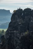 Siluetas del escalador en una torre de la piedra arenisca en el parque nacional sajón de Suiza, Alemania foto de archivo libre de regalías Siluetas del escalador en una torre de la piedra arenisca en el parque nacional sajón de Suiza, Alemania foto de archivo libre de regalías