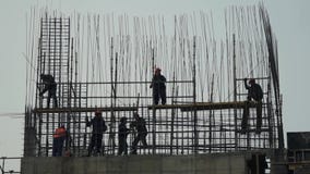 Siluetea al trabajador de construcción para hombre del emplazamiento de la obra de los ingenieros en emplazamiento de la obra cli almacen de video Siluetea al trabajador de construcción para hombre del emplazamiento de la obra de los ingenieros en emplazamiento de la obra cli almacen de video