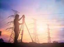 Siluetee al ingeniero de la encuesta que trabaja en un solar sobre la falta de definición imagenes de archivo Siluetee al ingeniero de la encuesta que trabaja en un solar sobre la falta de definición imagenes de archivo