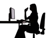 Siluetta del calcolatore funzionante della donna (telefono) fotografia stock libera da diritti Siluetta del calcolatore funzionante della donna (telefono) fotografia stock libera da diritti