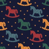 Siluetta del cavallo a dondolo Modello senza cuciture con i cavalli a dondoli su fondo blu scuro royalty illustrazione gratis Siluetta del cavallo a dondolo Modello senza cuciture con i cavalli a dondoli su fondo blu scuro royalty illustrazione gratis