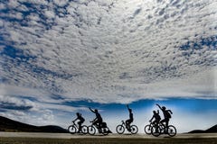 Siluetta del gruppo del motociclista & motociclista di avventura immagini stock libere da diritti Siluetta del gruppo del motociclista & motociclista di avventura immagini stock libere da diritti