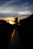 Siluetta femminile nel tramonto fotografia stock Siluetta femminile nel tramonto fotografia stock