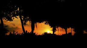 Siluette dei motociclisti contro la luce al tramonto immagini stock Siluette dei motociclisti contro la luce al tramonto immagini stock