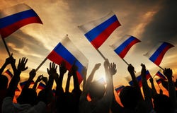 Siluette della gente che tiene bandiera della Russia fotografia stock libera da diritti Siluette della gente che tiene bandiera della Russia fotografia stock libera da diritti