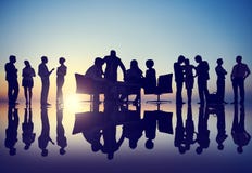 Siluette di diversa gente di affari con differenti attività immagine stock libera da diritti Siluette di diversa gente di affari con differenti attività immagine stock libera da diritti