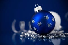 Silver-, vit- och blåttjulprydnader på mörker - blå bakgrund Glad julkort royaltyfri bild Silver-, vit- och blåttjulprydnader på mörker - blå bakgrund Glad julkort royaltyfri bild