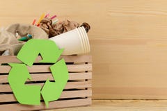 Simbolo e rifiuti di Eco nella scatola riciclaggio Riciclaggio dei rifiuti su fondo di legno naturale immagini stock Simbolo e rifiuti di Eco nella scatola riciclaggio Riciclaggio dei rifiuti su fondo di legno naturale immagini stock