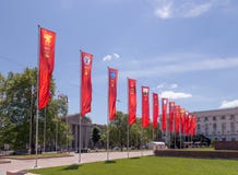 Simferopol, Crimea - 9 de mayo de 2016: Banderas de las héroe-ciudades Kerc Foto de archivo libre de regalías Simferopol, Crimea - 9 de mayo de 2016: Banderas de las héroe-ciudades Kerc Foto de archivo libre de regalías
