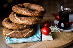 Simit με το τσάι/τουρκικό Bagel στοκ εικόνα Simit με το τσάι/τουρκικό Bagel στοκ εικόνα