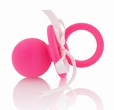 Simulacre décoratif rose du ` s de bébé avec le ruban blanc là-dessus, d'isolement sur le fond blanc avec la réflexion d'ombre images stock Simulacre décoratif rose du ` s de bébé avec le ruban blanc là-dessus, d'isolement sur le fond blanc avec la réflexion d'ombre images stock