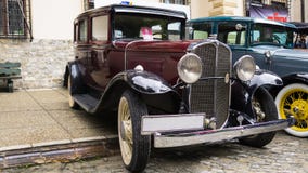 SINAIA, ROMÊNIA - 30 DE JUNHO DE 2018: Pontiac seis modelos 401 na exposição clássica do carro imagens de stock SINAIA, ROMÊNIA - 30 DE JUNHO DE 2018: Pontiac seis modelos 401 na exposição clássica do carro imagens de stock