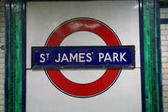 Sinal da estação do parque do ` s de St James, Londres imagem de stock royalty free Sinal da estação do parque do ` s de St James, Londres imagem de stock royalty free