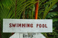 Sinal da piscina imagem de stock Sinal da piscina imagem de stock