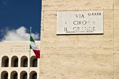 Sinal de rua através de Ciro o grande em EUR Estrada onde o INPS mim imagens de stock Sinal de rua através de Ciro o grande em EUR Estrada onde o INPS mim imagens de stock