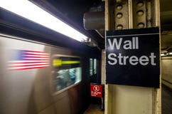 Sinal do metro de Wall Street fotografia de stock royalty free Sinal do metro de Wall Street fotografia de stock royalty free