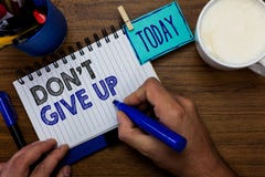 Sinal do texto que mostra Don t para não dar acima Foto conceptual a perseverança determinada continua a acreditar no senhor mesm fotos de stock royalty free Sinal do texto que mostra Don t para não dar acima Foto conceptual a perseverança determinada continua a acreditar no senhor mesm fotos de stock royalty free