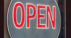 Sinal OPEN do negócio que pendura na porta ilustração royalty free Sinal OPEN do negócio que pendura na porta ilustração royalty free