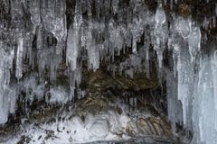 Sincelos escuros e assustadores em uma caverna fotografia de stock Sincelos escuros e assustadores em uma caverna fotografia de stock