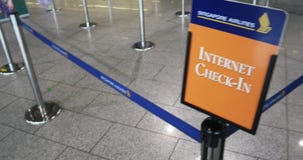 Singapore Airlines-Internet-Abfertigungszeichen stock video footage Singapore Airlines-Internet-Abfertigungszeichen stock video footage