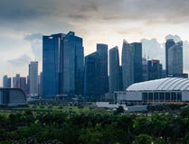 Singapore - April 28, 2014: Wolkenkrabbers van een Aziatische stad bij zonsondergang royalty-vrije stock fotografie Singapore - April 28, 2014: Wolkenkrabbers van een Aziatische stad bij zonsondergang royalty-vrije stock fotografie