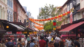 SINGAPUR - 3. April 2015: Touristen, die tagsüber am traditionellen China-Stadtmarktplatz kaufen stockbild SINGAPUR - 3. April 2015: Touristen, die tagsüber am traditionellen China-Stadtmarktplatz kaufen stockbild