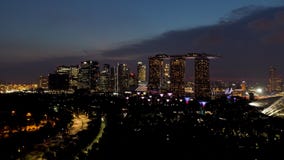 Singapur - 25 de septiembre de 2018: Horizonte y río de Singapur en la noche con las arenas, la noria y otra famosos de Marina Ba imágenes de archivo libres de regalías Singapur - 25 de septiembre de 2018: Horizonte y río de Singapur en la noche con las arenas, la noria y otra famosos de Marina Ba imágenes de archivo libres de regalías