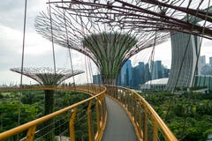 SINGAPUR - 19. JANUAR 2016: städtische Szene mit modernen Monumenten und Grünpflanzen lizenzfreie stockbilder SINGAPUR - 19. JANUAR 2016: städtische Szene mit modernen Monumenten und Grünpflanzen lizenzfreie stockbilder