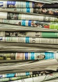 SINGAPUR 12. MAI 2017: viele Nachrichtenpapierhintergrund lizenzfreie stockbilder SINGAPUR 12. MAI 2017: viele Nachrichtenpapierhintergrund lizenzfreie stockbilder