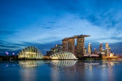 Singapur-Skyline an Marina Bay During Sunset Blue-Stunde lizenzfreie stockfotografie Singapur-Skyline an Marina Bay During Sunset Blue-Stunde lizenzfreie stockfotografie