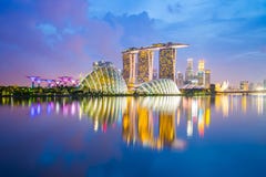 Singapur-Skyline und Ansicht von Marina Bay in der Dämmerung stockfotografie Singapur-Skyline und Ansicht von Marina Bay in der Dämmerung stockfotografie
