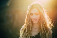 Sinnliche Frau Modischer Blick Make-up und Frisur Sch?nheit und Mode Reizvolles M?dchen Langes gesundes Haar nachdenkliche Frau m lizenzfreies stockbild Sinnliche Frau Modischer Blick Make-up und Frisur Sch?nheit und Mode Reizvolles M?dchen Langes gesundes Haar nachdenkliche Frau m lizenzfreies stockbild