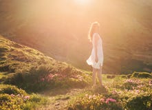 Sinnliches Frauenporträt im blühenden Rhododendrontal stockbild Sinnliches Frauenporträt im blühenden Rhododendrontal stockbild