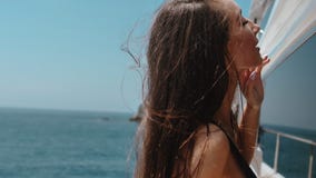 Sinnlig ung kvinna i bikini på den dyra privata yachten i havet i ultrarapid arkivfilmer Sinnlig ung kvinna i bikini på den dyra privata yachten i havet i ultrarapid arkivfilmer