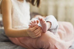 Siostra trzyma małych cieki jej nowonarodzony dziecko brat kosmos kopii obraz stock Siostra trzyma małych cieki jej nowonarodzony dziecko brat kosmos kopii obraz stock