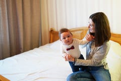 sira de m?e ao jogo com seu beb? no quarto Fam?lia feliz fotografia de stock royalty free sira de m?e ao jogo com seu beb? no quarto Fam?lia feliz fotografia de stock royalty free
