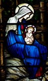 Sira de mãe a Mary com bebê Jesus (natividade) no vitral fotografia de stock royalty free Sira de mãe a Mary com bebê Jesus (natividade) no vitral fotografia de stock royalty free